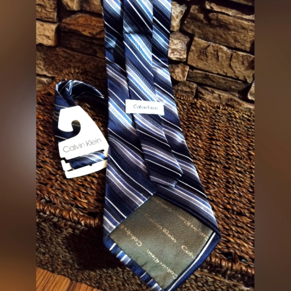 Calvin Klein Blue Striped Silk Tie New With Hang Tag 56 x 4